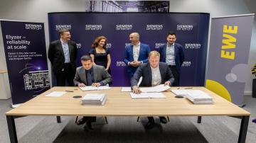 Contract signing between EWE and Siemens